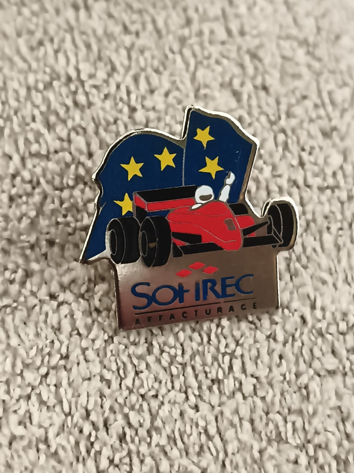 Pin's vintage Formule 1 SOFIREC Affacturage voiture rouge Europe