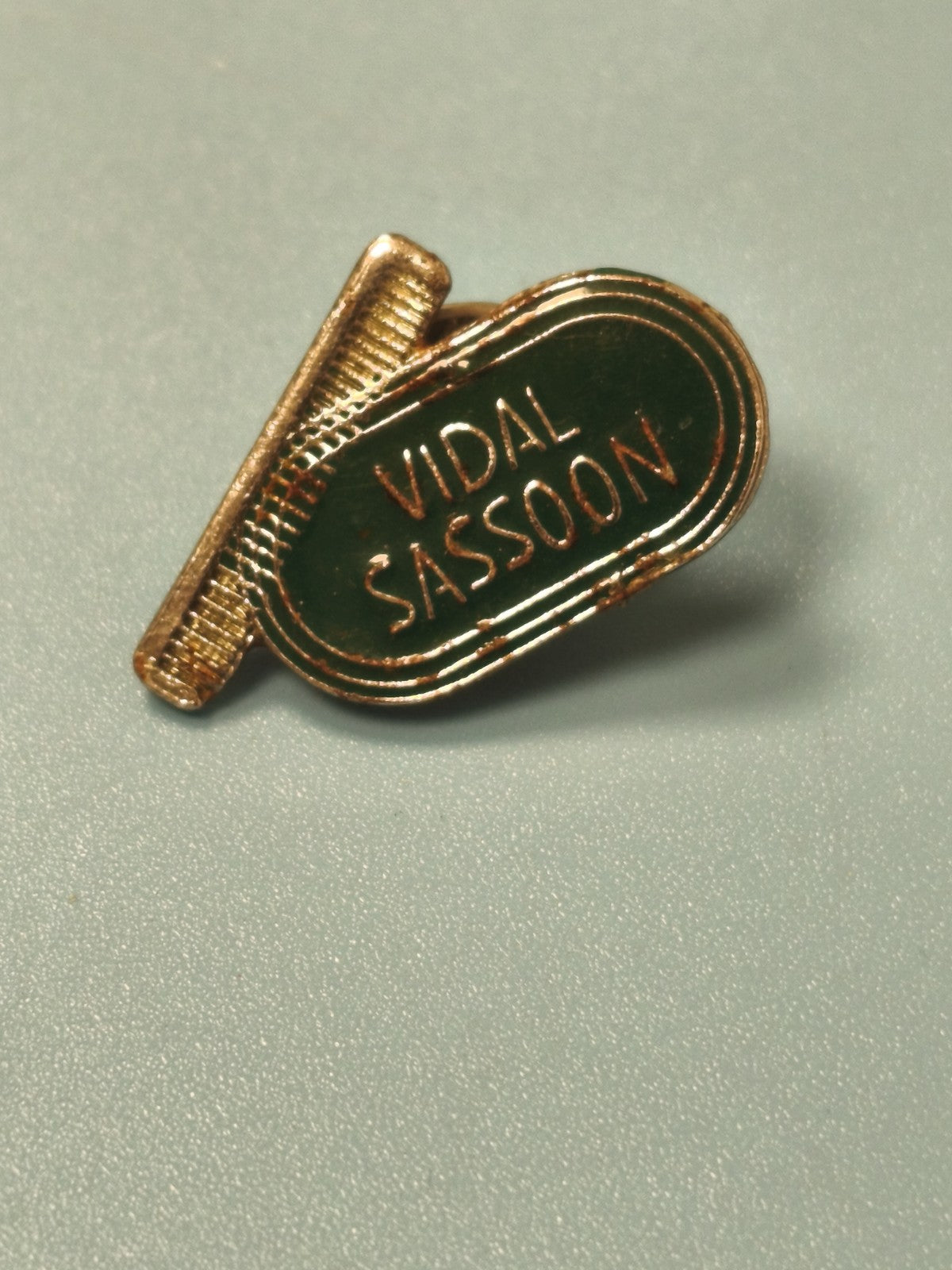 Vintage pin's Vidal Sassoon vert doré ancien coiffure collection (Ref 5)