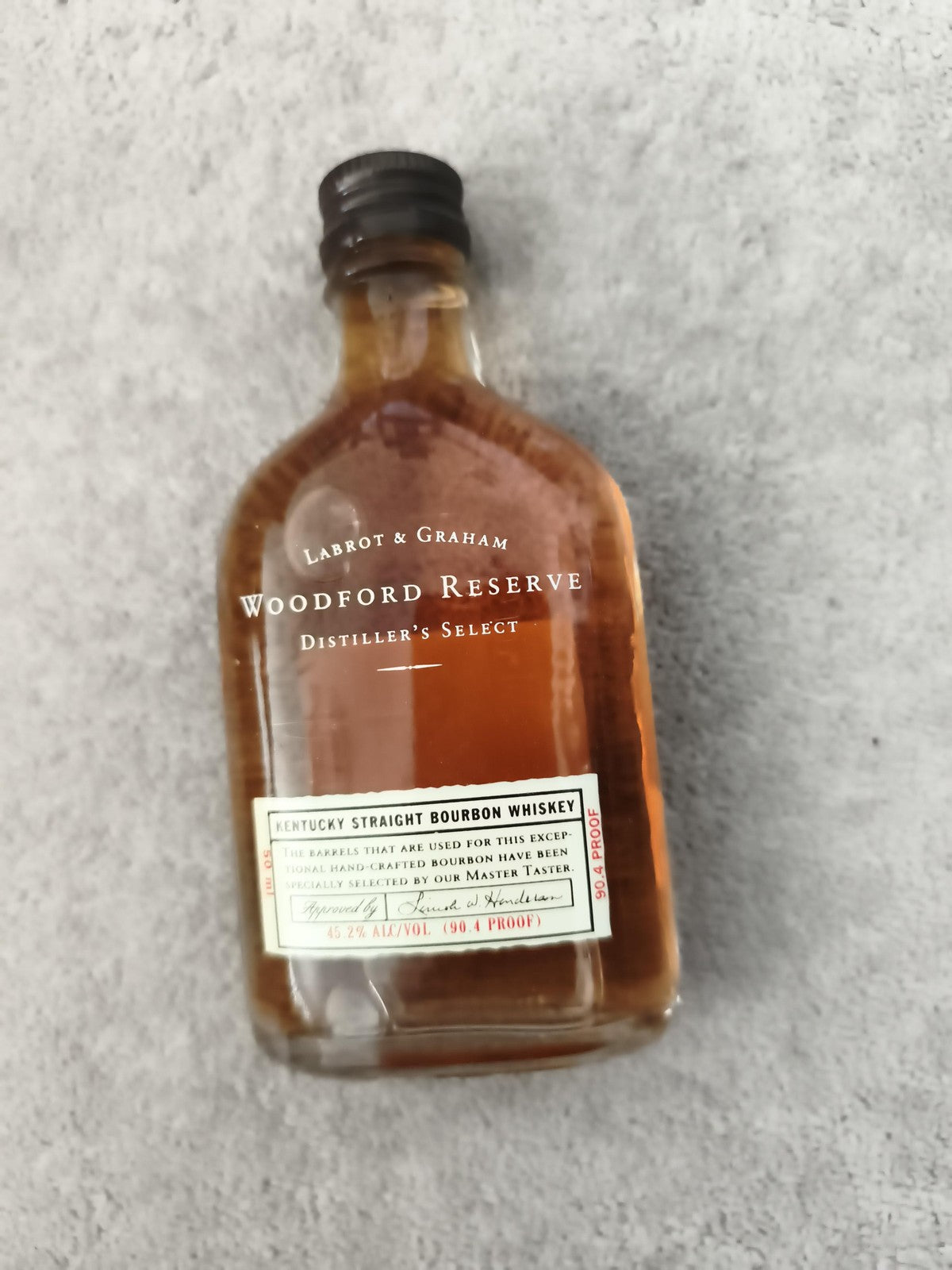 Miniature bourbon Woodford Reserve bouteille partiellement remplie