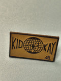 Vintage pin's Kidokay rectangulaire jaune logo globe visage ancien collection