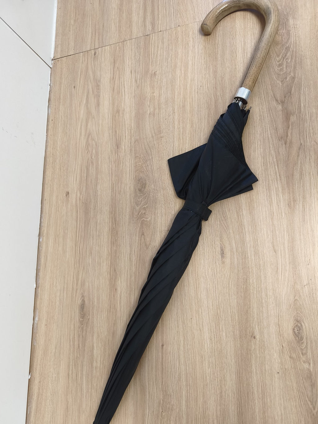 Ancien parapluie à poignée courbe bois noir rétro marque Ancienne vintage déco