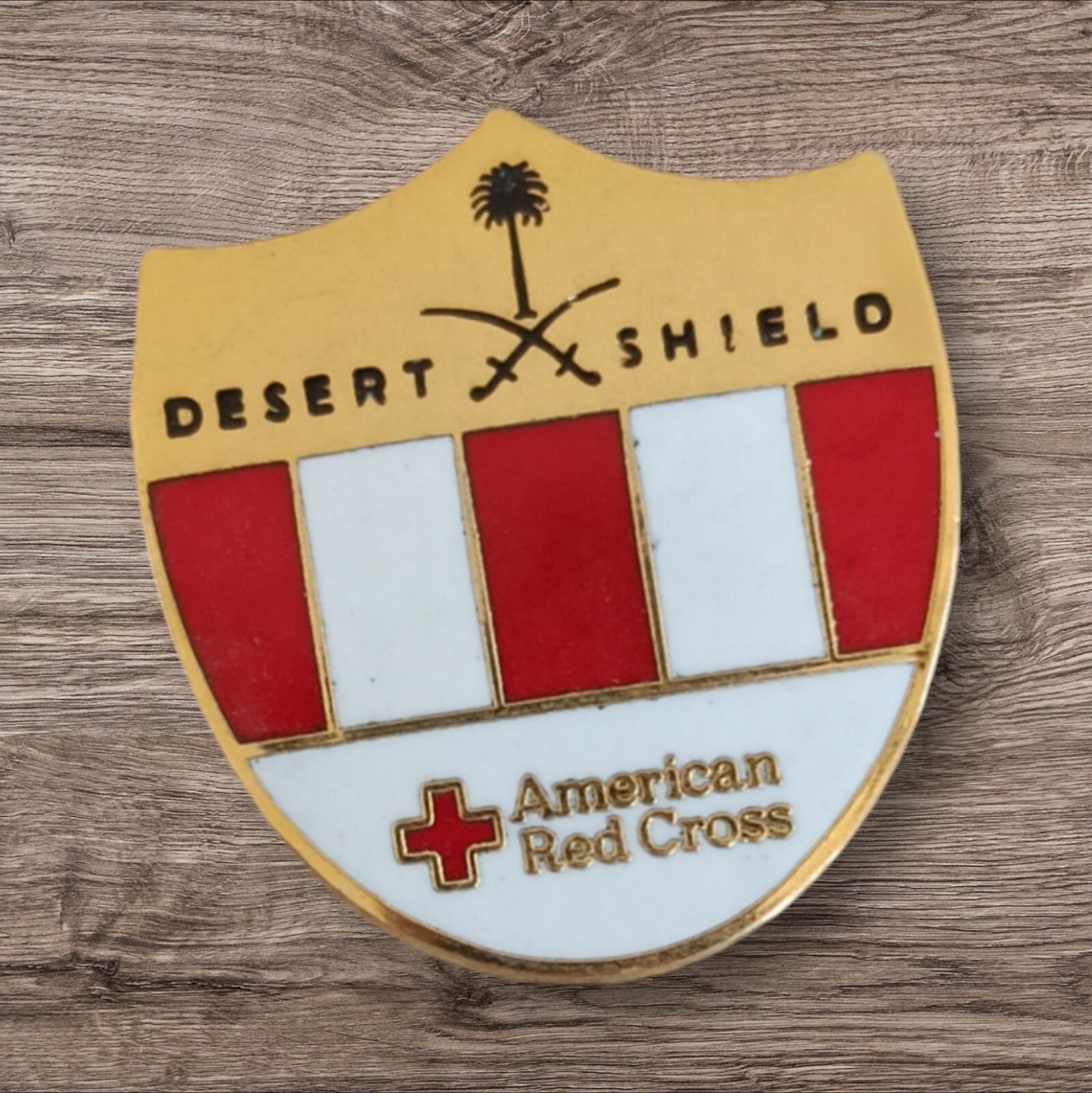 Pin's militaire Desert Shield American Red Cross vintage, écu émaillé armée USA