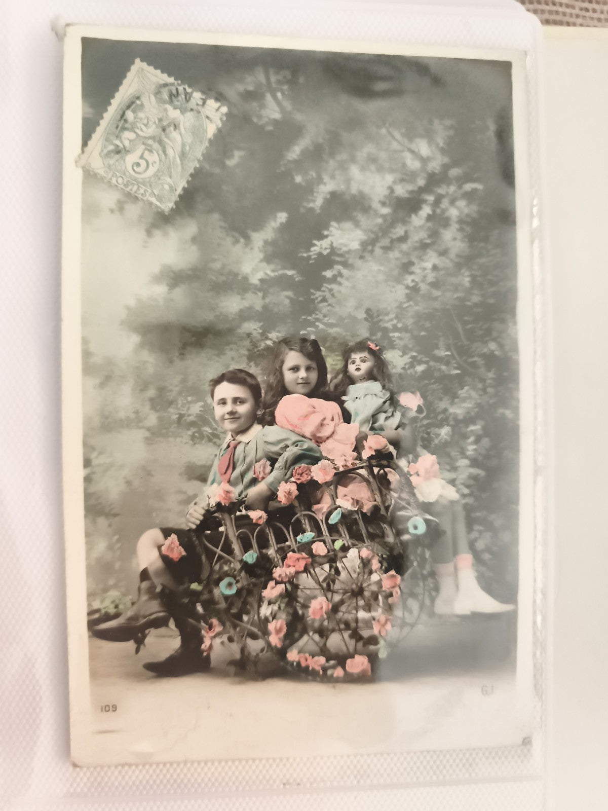 Carte postale ancienne enfants colorisée fleurs CPA début XXe vintage rétro