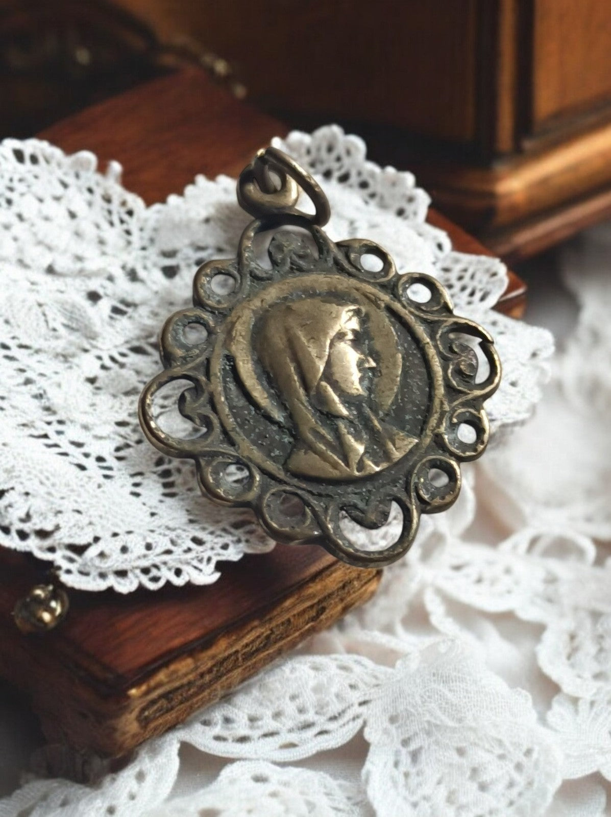 Médaille religieuse ancienne Vierge Marie, pendentif catholique, aspect bronze