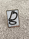 Pin's vintage Takeda logo carré fond blanc émaillé badge ancien (Ref 5)