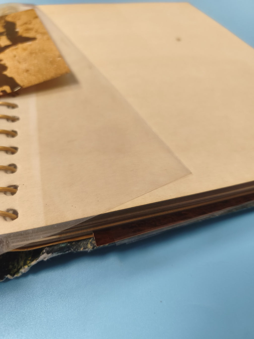 Ancien classeur photographies de voyage manuscrit, pages kraft, vintage