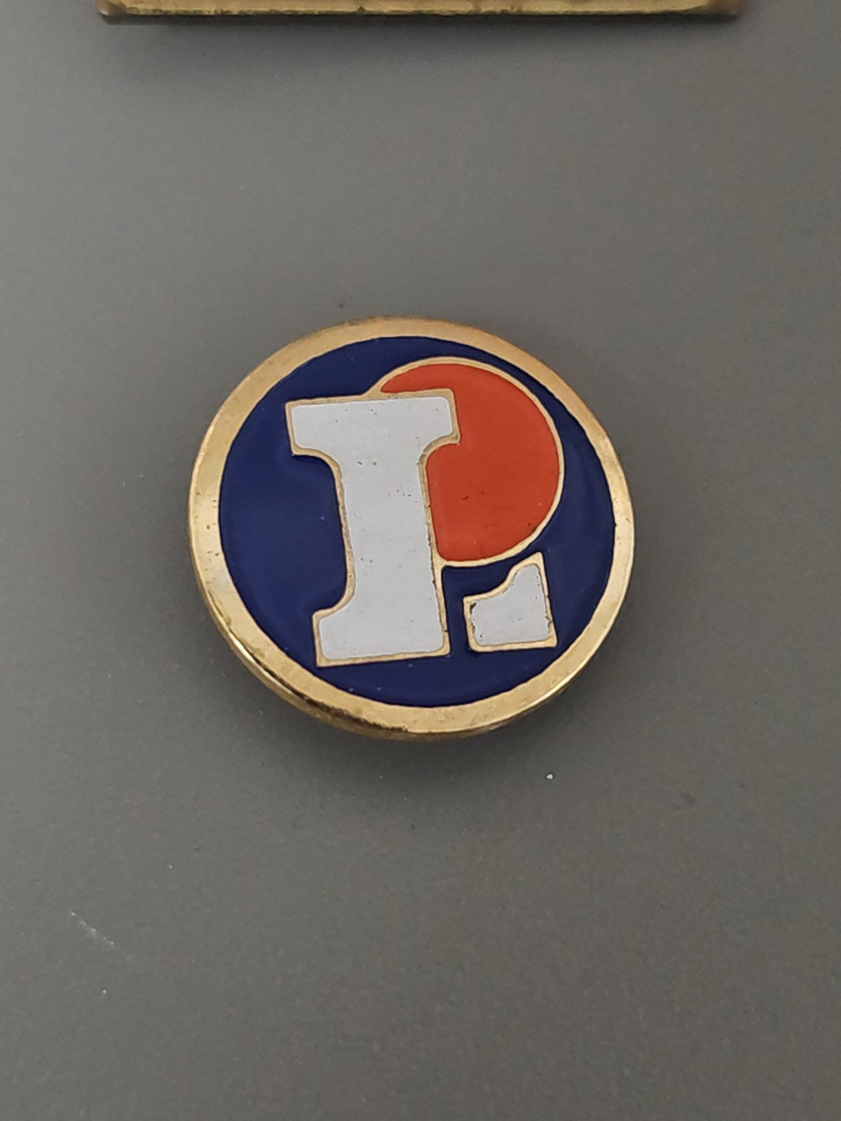 Pin's ancien Leclerc vintage rétro collection badge publicitaire France
