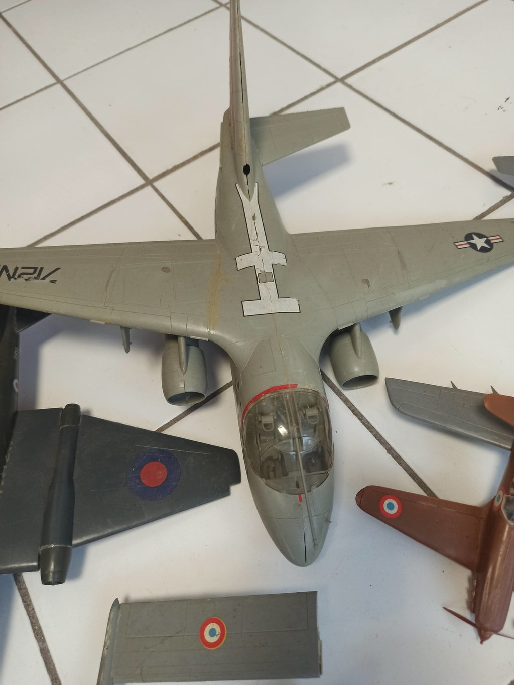 Lot maquettes avions vintage anciens, divers modèles militaires, à restaurer