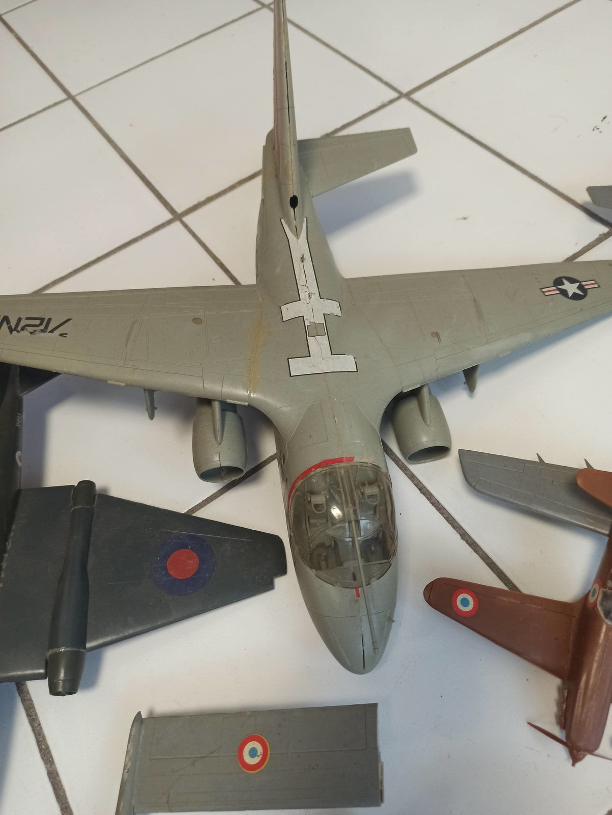Lot maquettes avions vintage anciens, divers modèles militaires, à restaurer