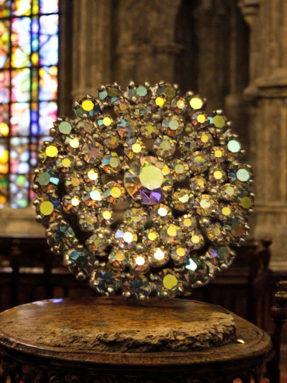 Broche ronde vintage strass irisés style créateur, bijou fantaisie rétro