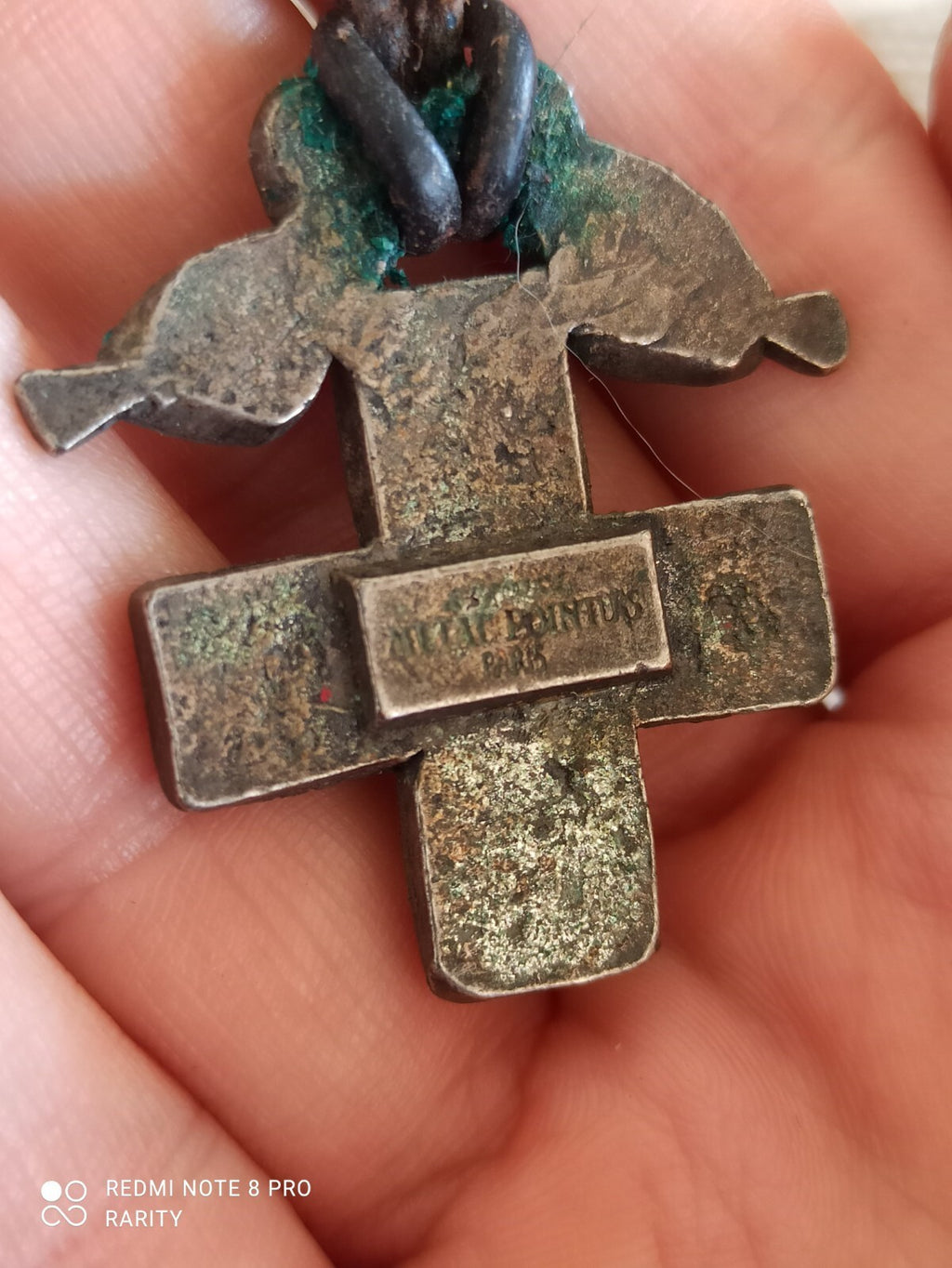 Croix religieuse Métal Pointus Paris pendentif gravé, collier cuir brun