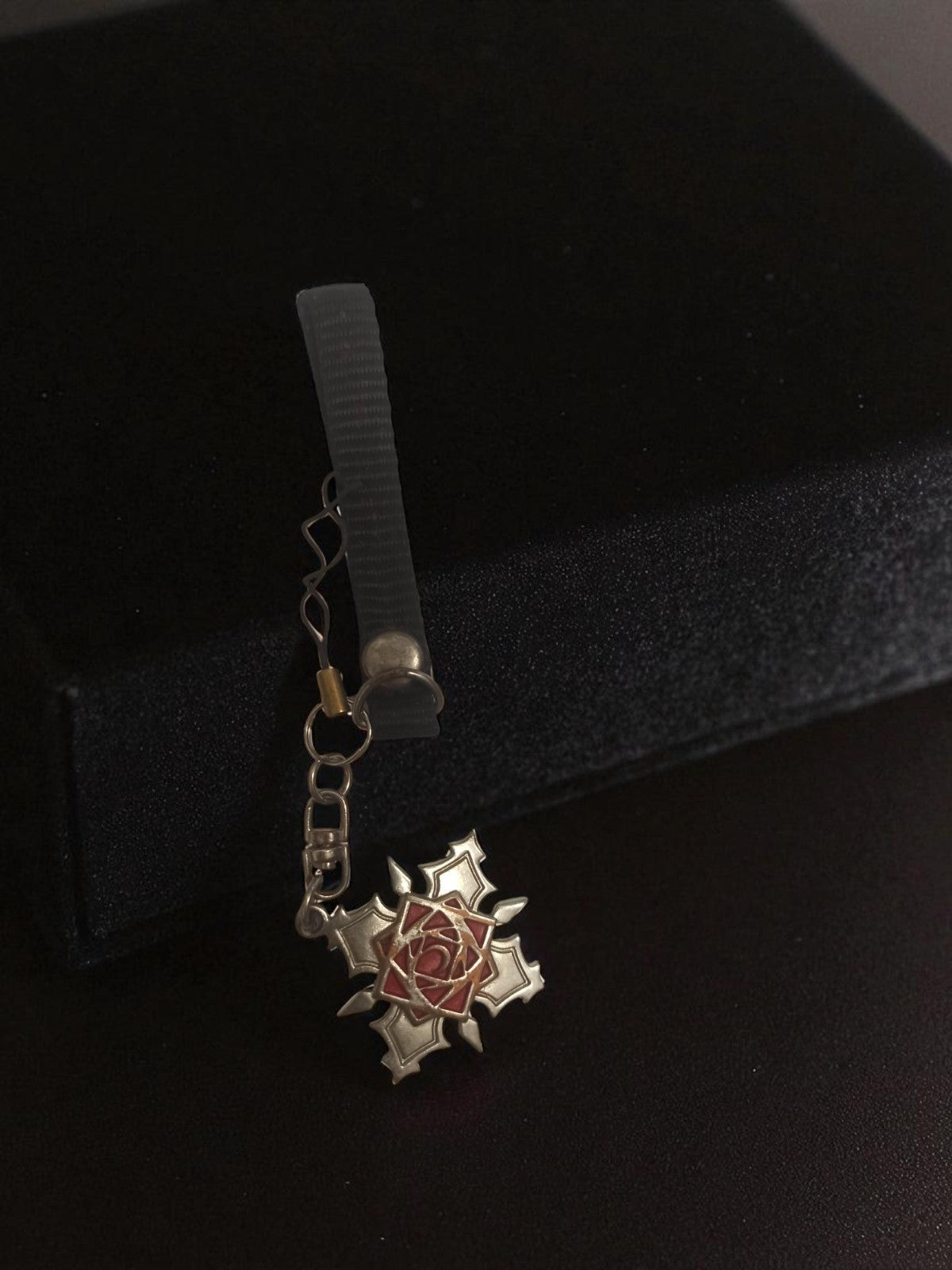 Pendentif vintage Vampire Knight rose émaillée porte-clés manga Japan anime