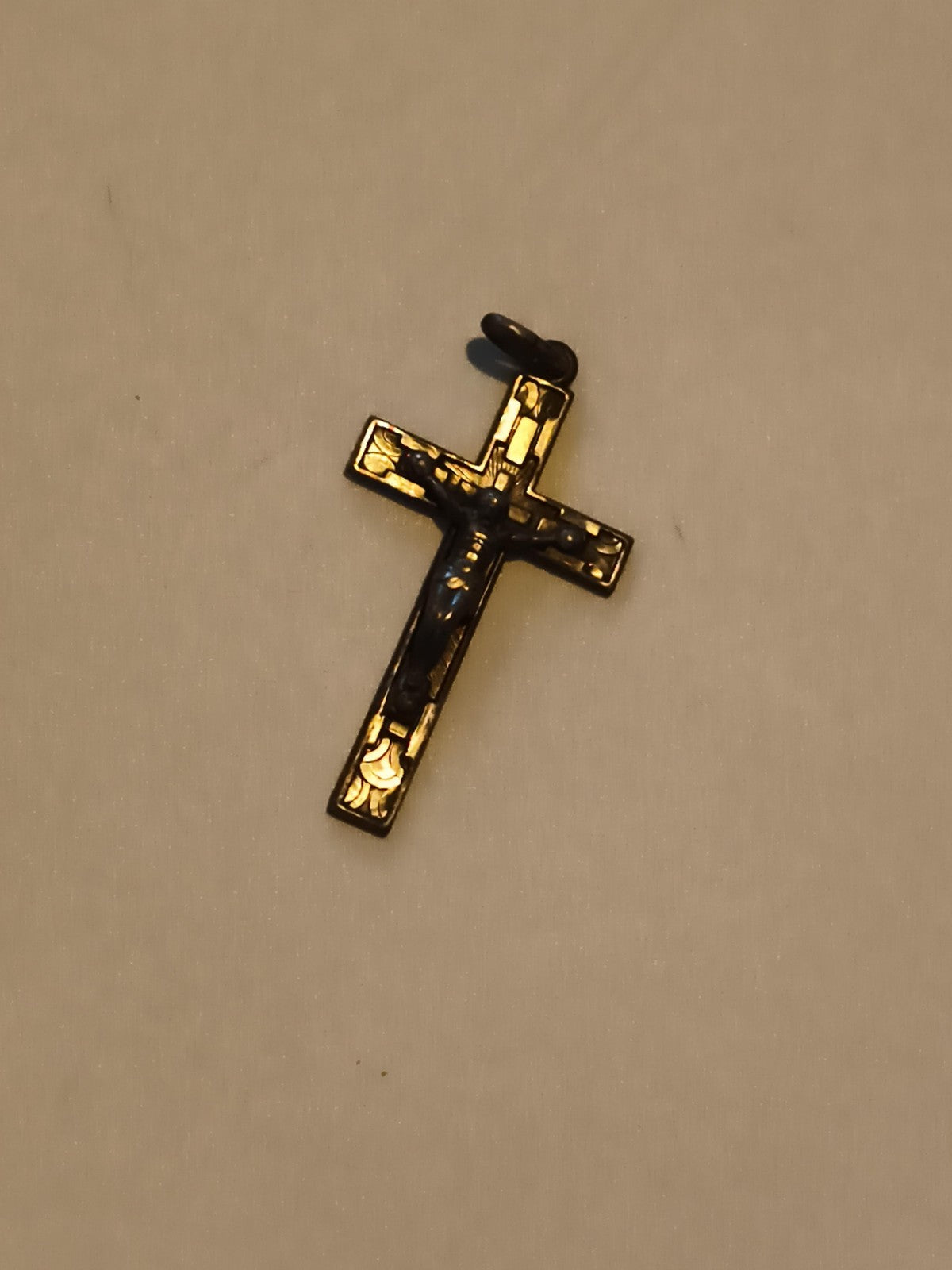 Petite croix ancienne pendentif Christ doré décor gravé vintage religieux