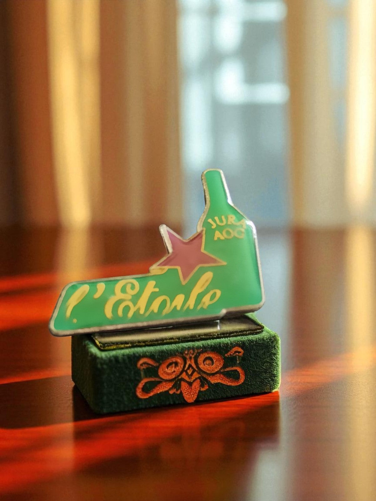Pin's publicitaire vintage émaillé L'Étoile Jura AOC forme bouteille vert
