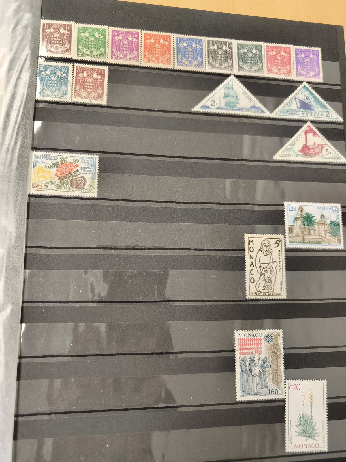 Lot de timbres Monaco multicolores, formats variés, thèmes graphiques divers