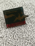 Pin's vintage Sauvez la Pointe du Raz oiseau doré noir rouge rétro (Ref 7)