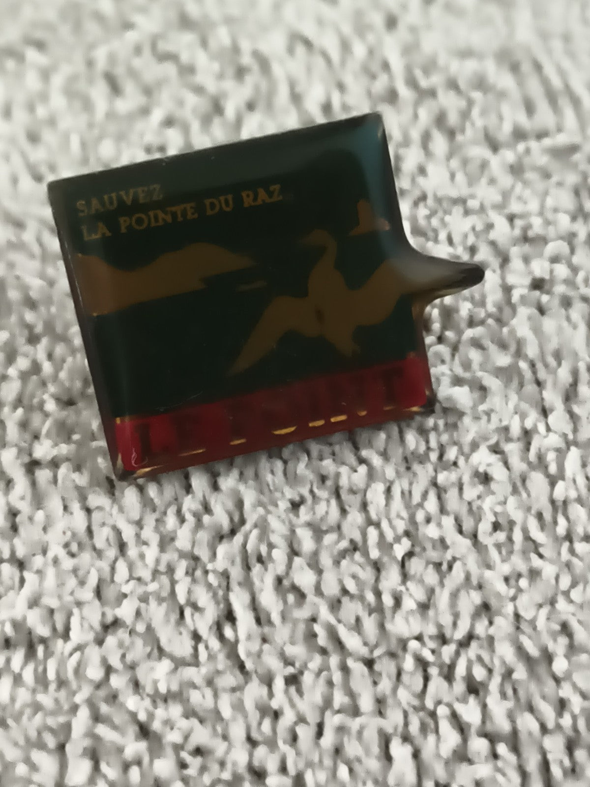 Pin's vintage Sauvez la Pointe du Raz oiseau doré noir rouge rétro (Ref 7)