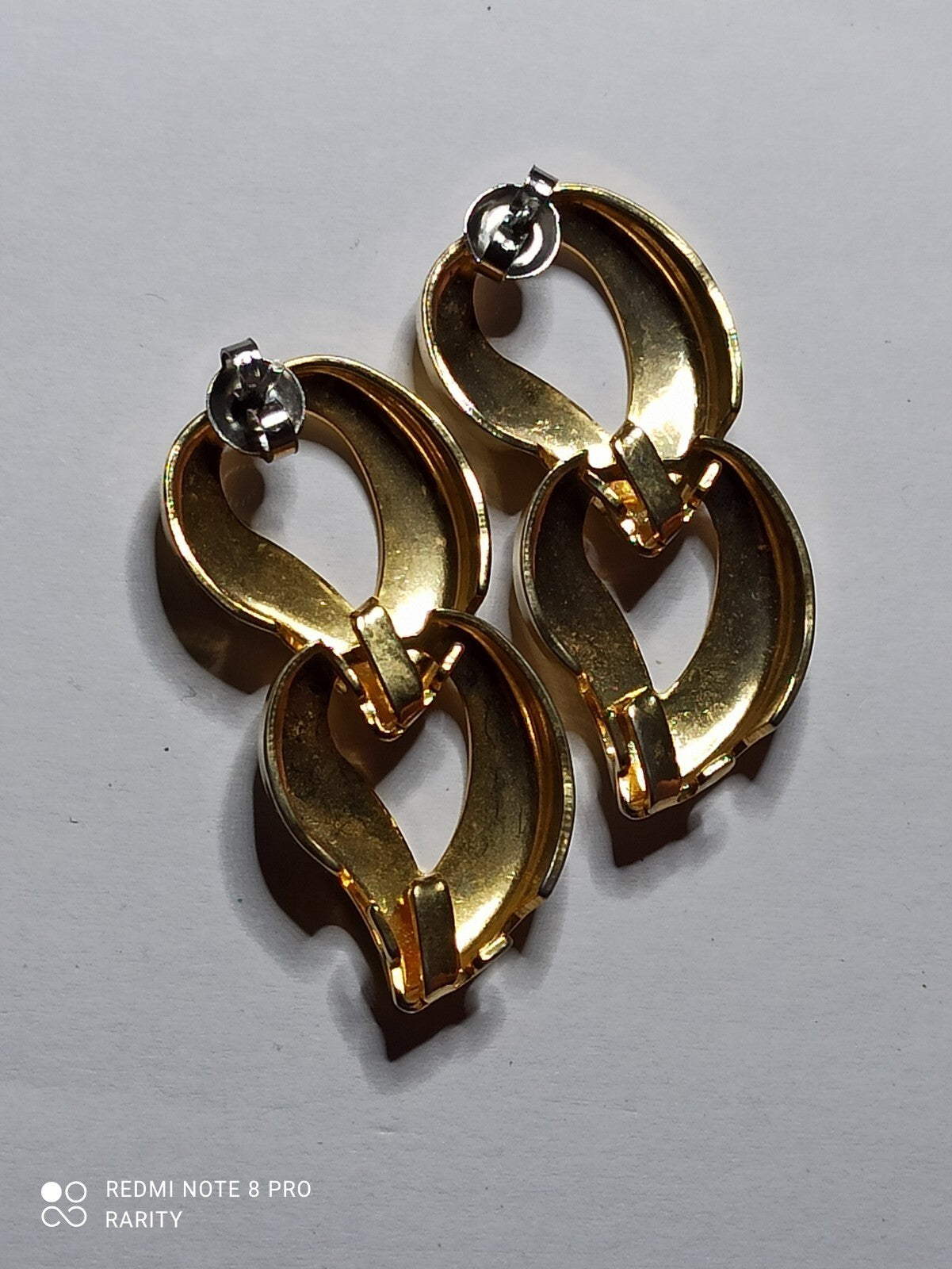 Paire de boucles d?oreilles vintage fantaisie dorées, design abstrait, ancien