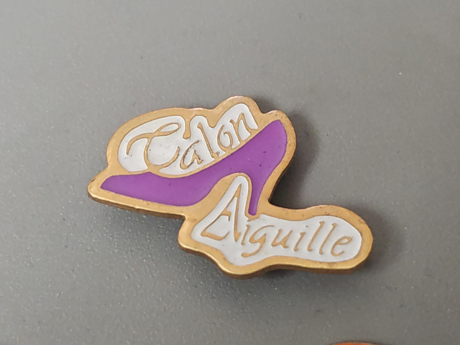 Pin's vintage talon aiguille rétro, broche ancienne collection mode années 80
