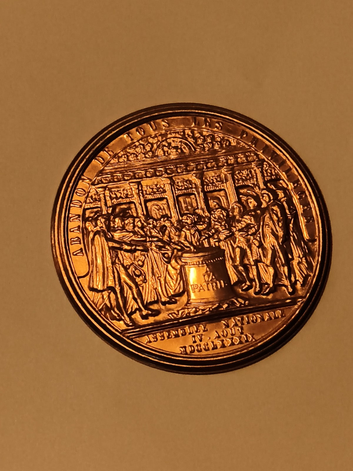 Médaille Assemblée Nationale 4 août gravée bronze aspect doré Révolution