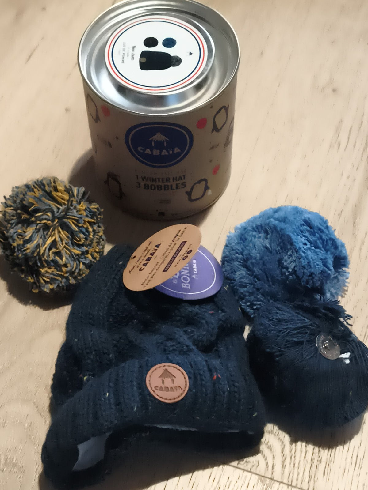 Bonnet Cabaia bleu marine avec 3 pompons interchangeables neuf