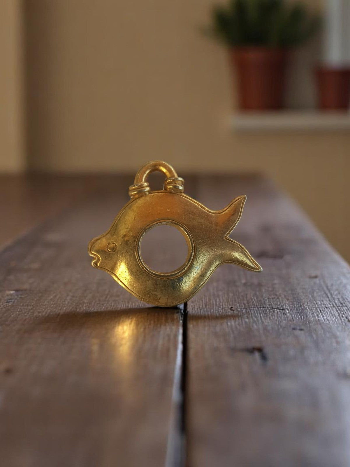 Pendentif poisson vintage métal doré années 50 bijou fantaisie rétro