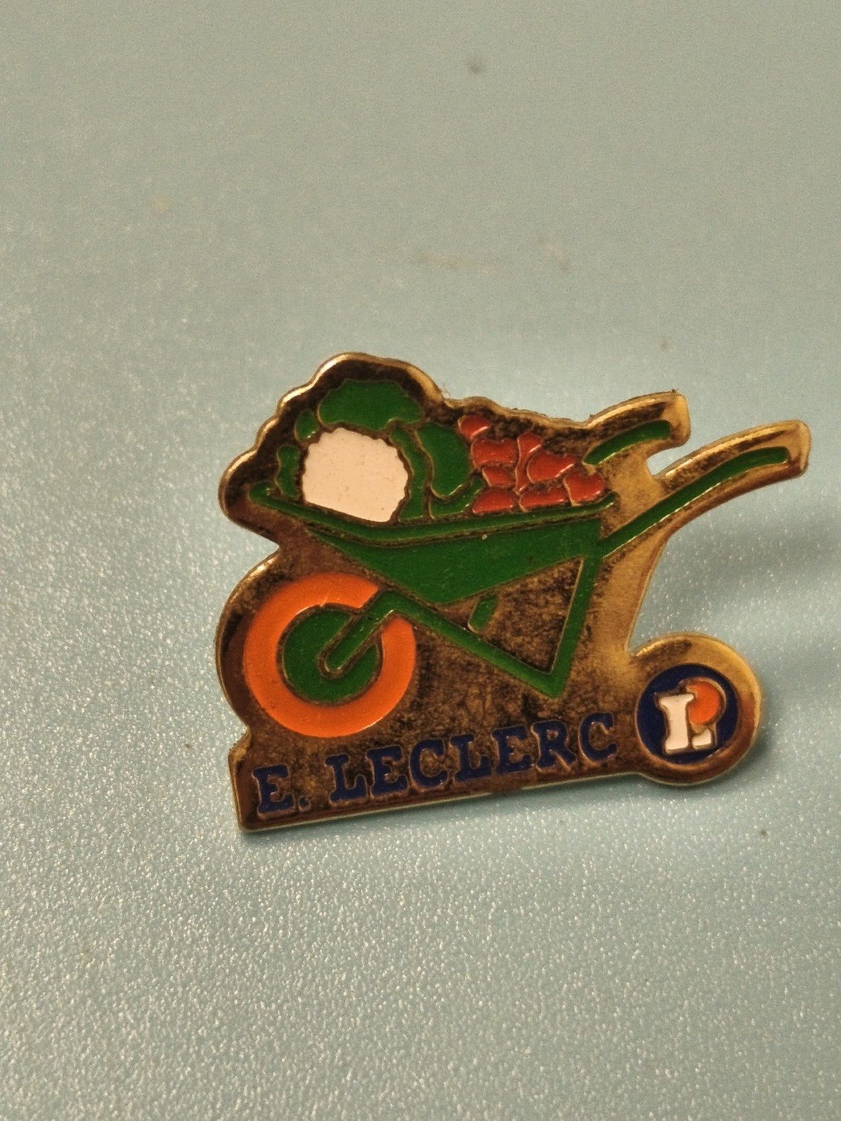 Vintage pin's E. Leclerc brouette légumes collection badge rétro ancien