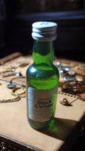 Miniature whisky Black & White vintage, bouteille verte étiquette ancienne