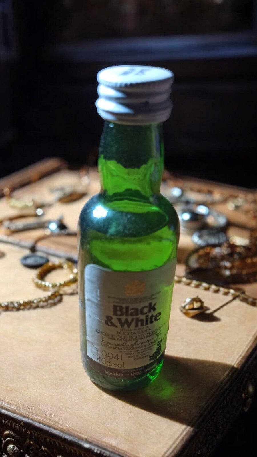 Miniature whisky Black & White vintage, bouteille verte étiquette ancienne