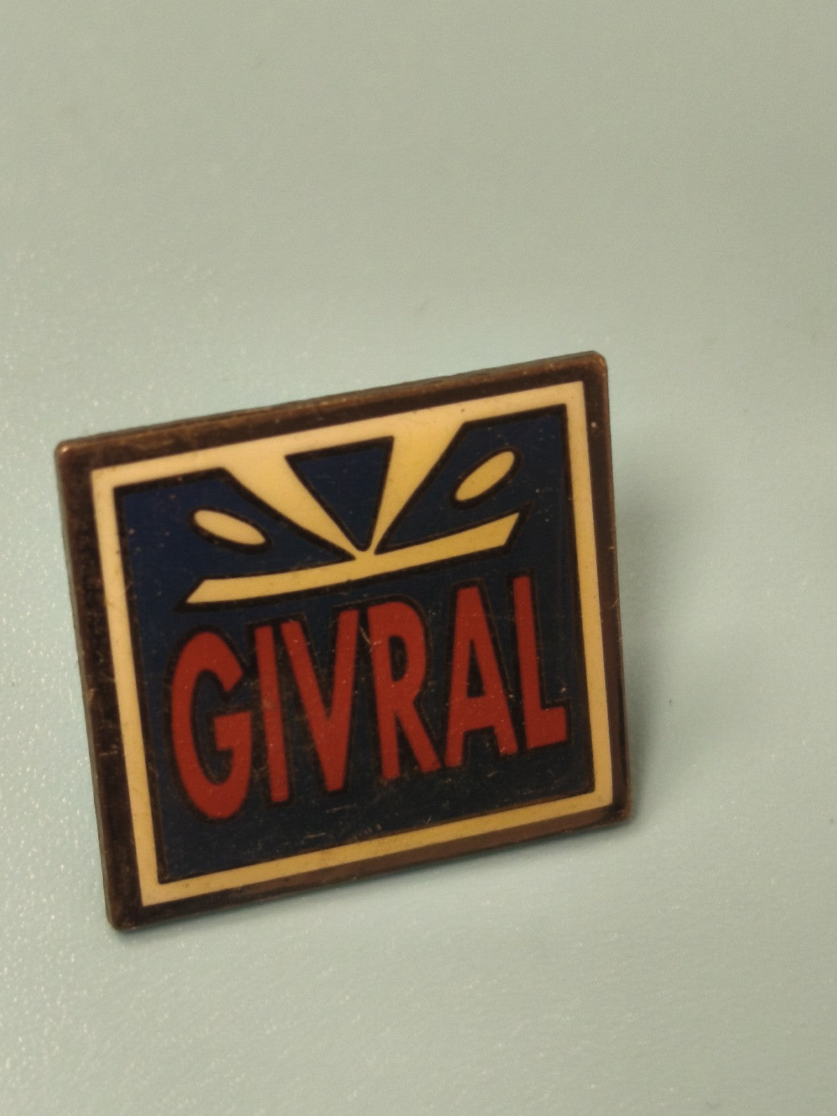 Vintage pin's Givral ancien émaillé rectangulaire bleu rouge collection