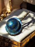 Broche ancienne fantaisie bleue dorée forme maracas instrument musique vintage