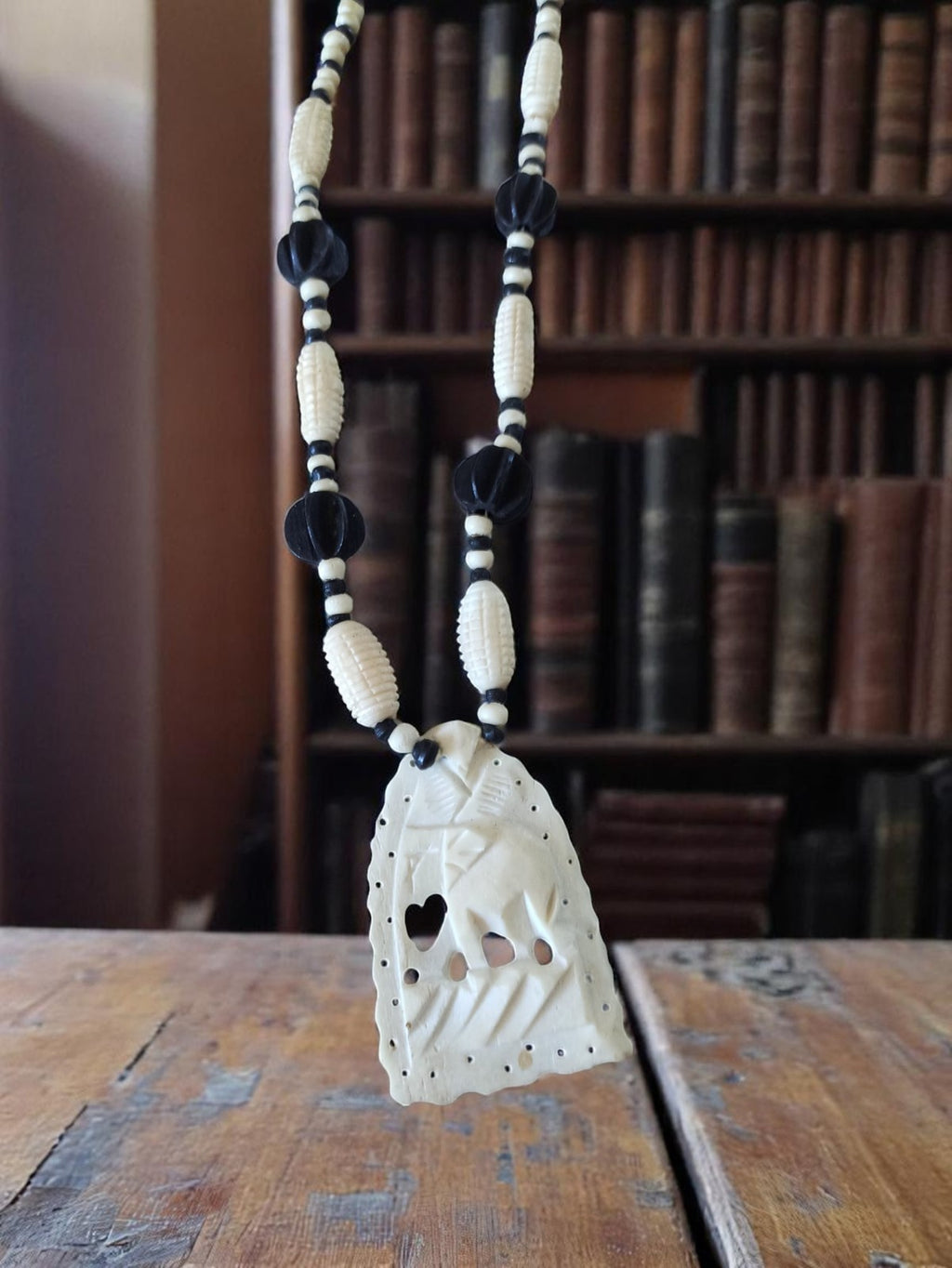 Collier vintage en os sculpté, pendentif ajouré, perles noires et ivoire, ancien