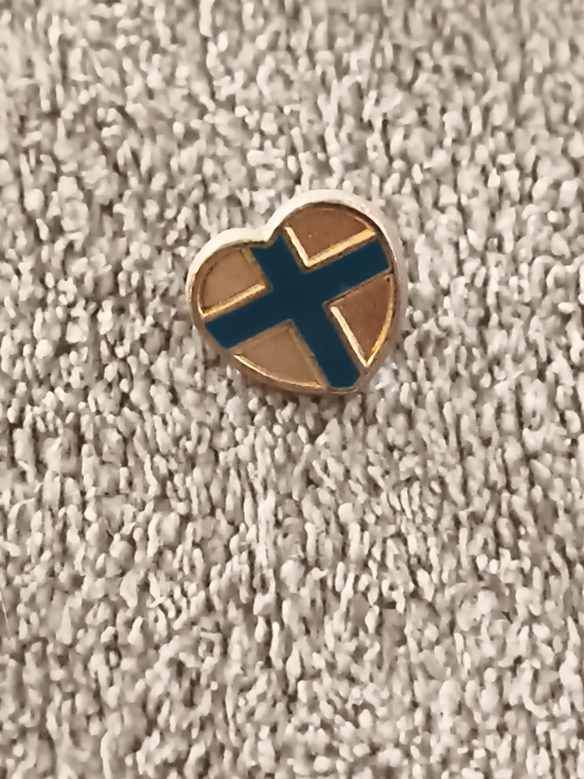 Pin's vintage cœur drapeau Finlande émaillé bleu doré badge ancien (Ref 5)