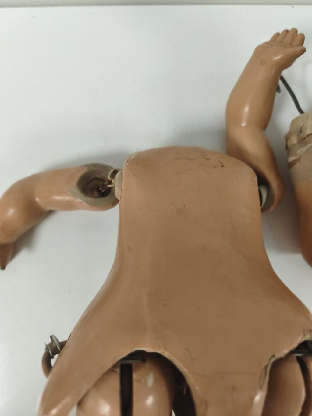Grande poupée articulée ancienne, matière moulée, fin XIXe-début XXe