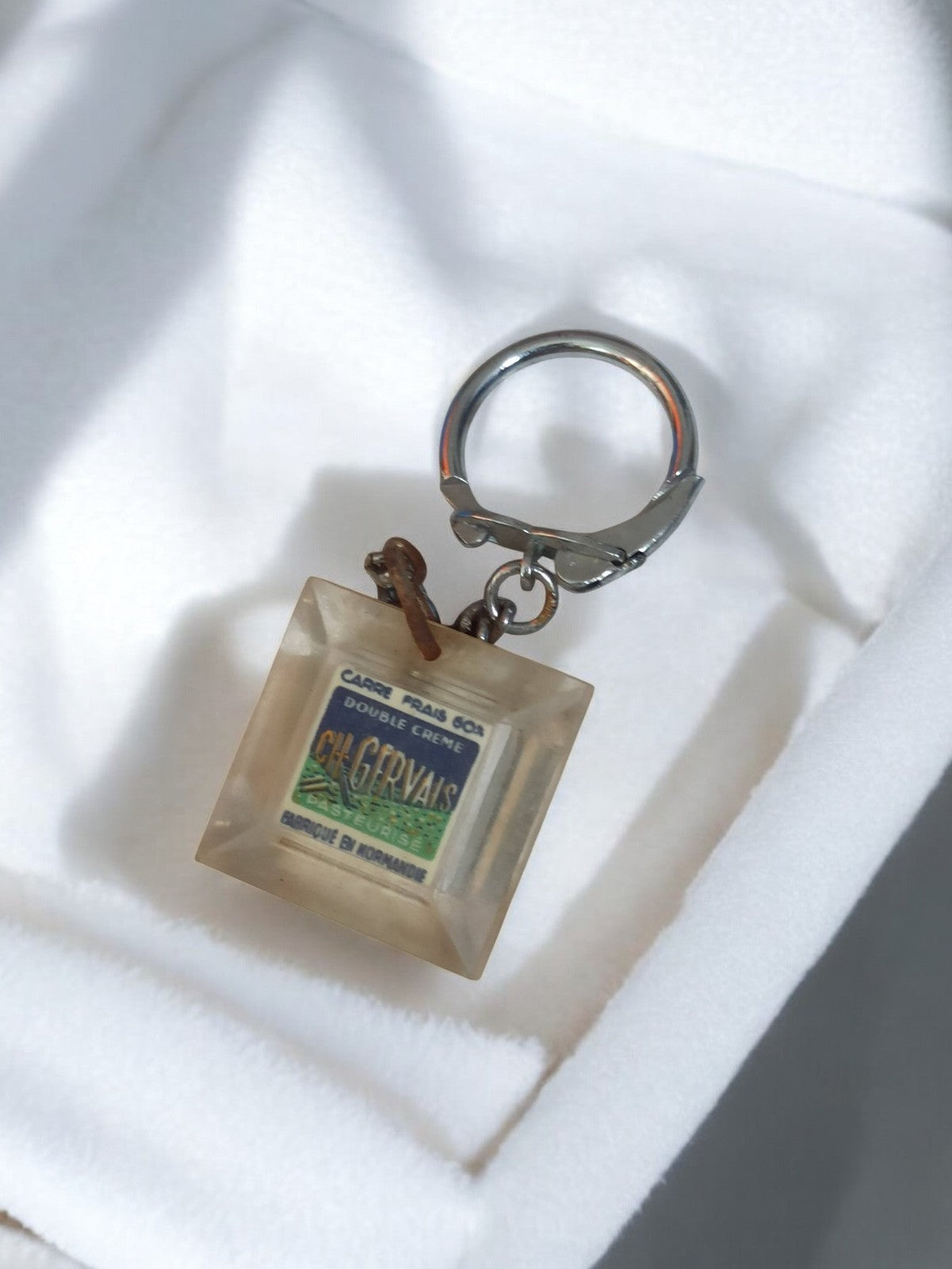 Porte-clés publicitaire ancien Gervais vintage carré transparent rétro