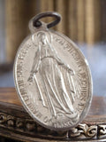 Médaille religieuse Vierge Marie ovale France finition argentée ancienne