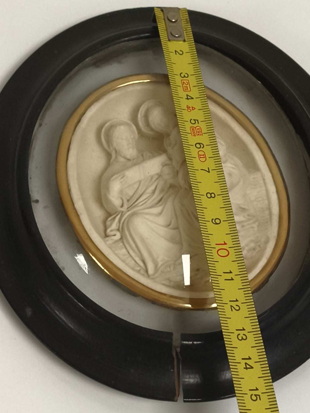 Bas-relief ancien sous verre cadre bois noirci style XIXe religieux ovale