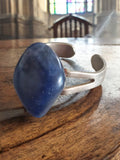 Bracelet manchette vintage Guess pierre bleue style rétro élégant