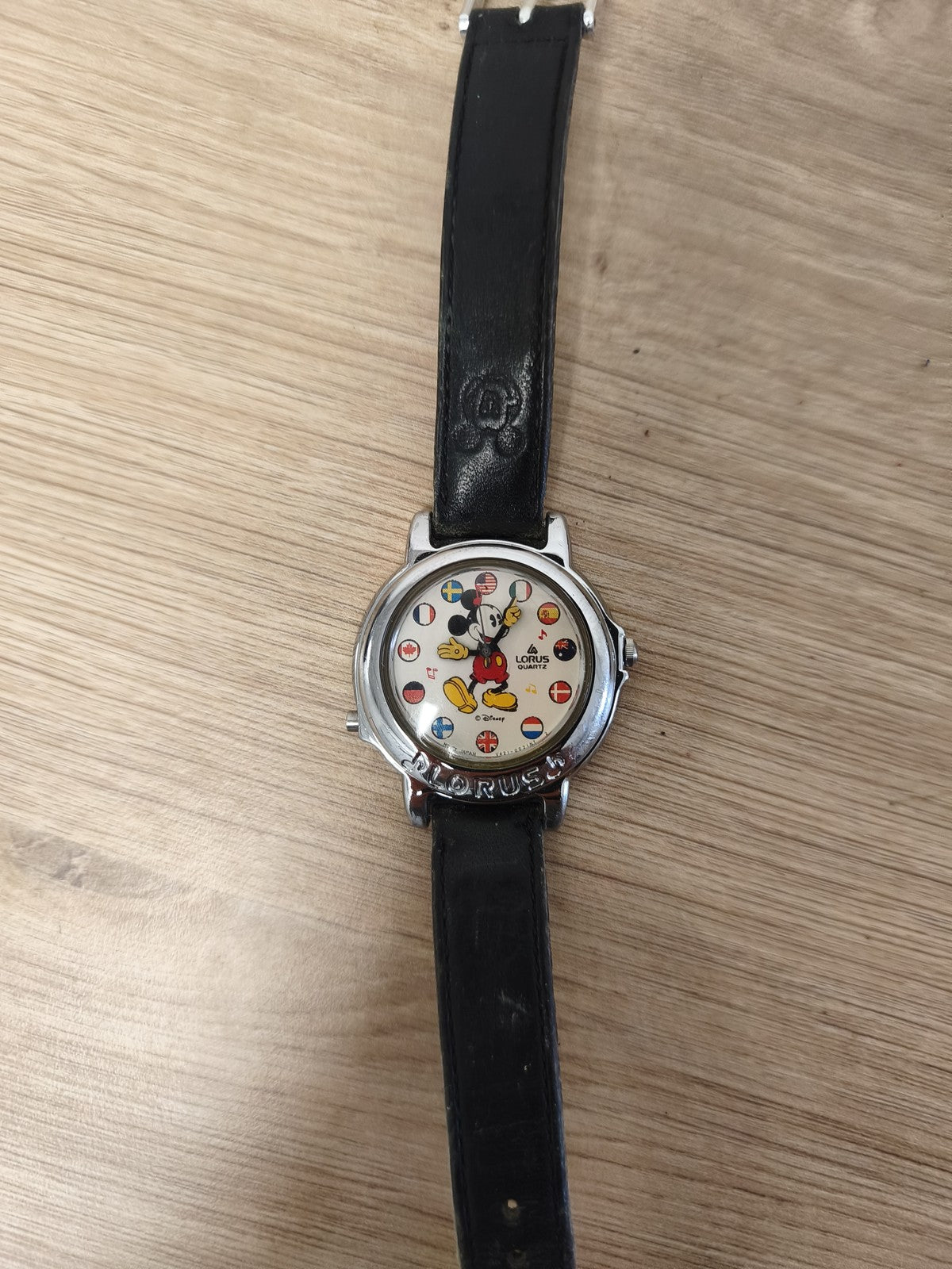 Montre femme Disney Lorus Mickey Mouse cadran drapeaux bracelet noir