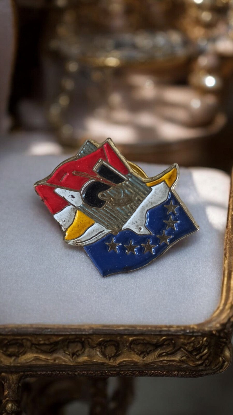 Pin's ancien émail coloré Europe, drapeau étoilé rétro vintage broche