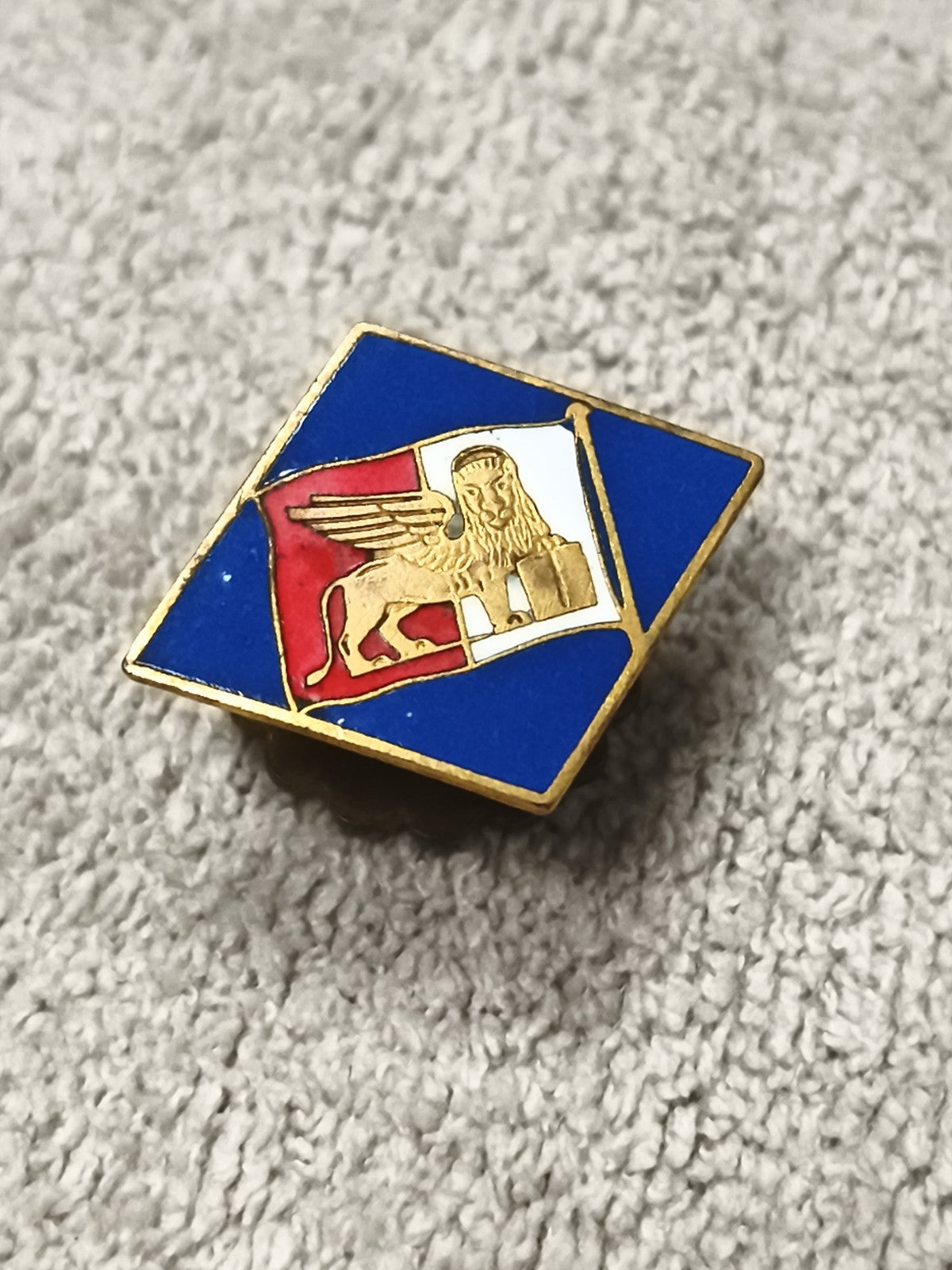 Insigne ancien émaillé lion ailé blason Vénétie forme losange vintage