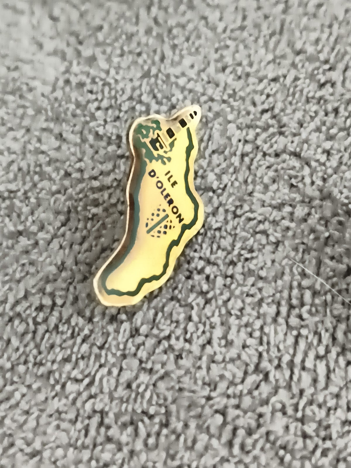 Pin's vintage Île d'Oléron carte souvenir, badge émaillé doré France (Ref 9)