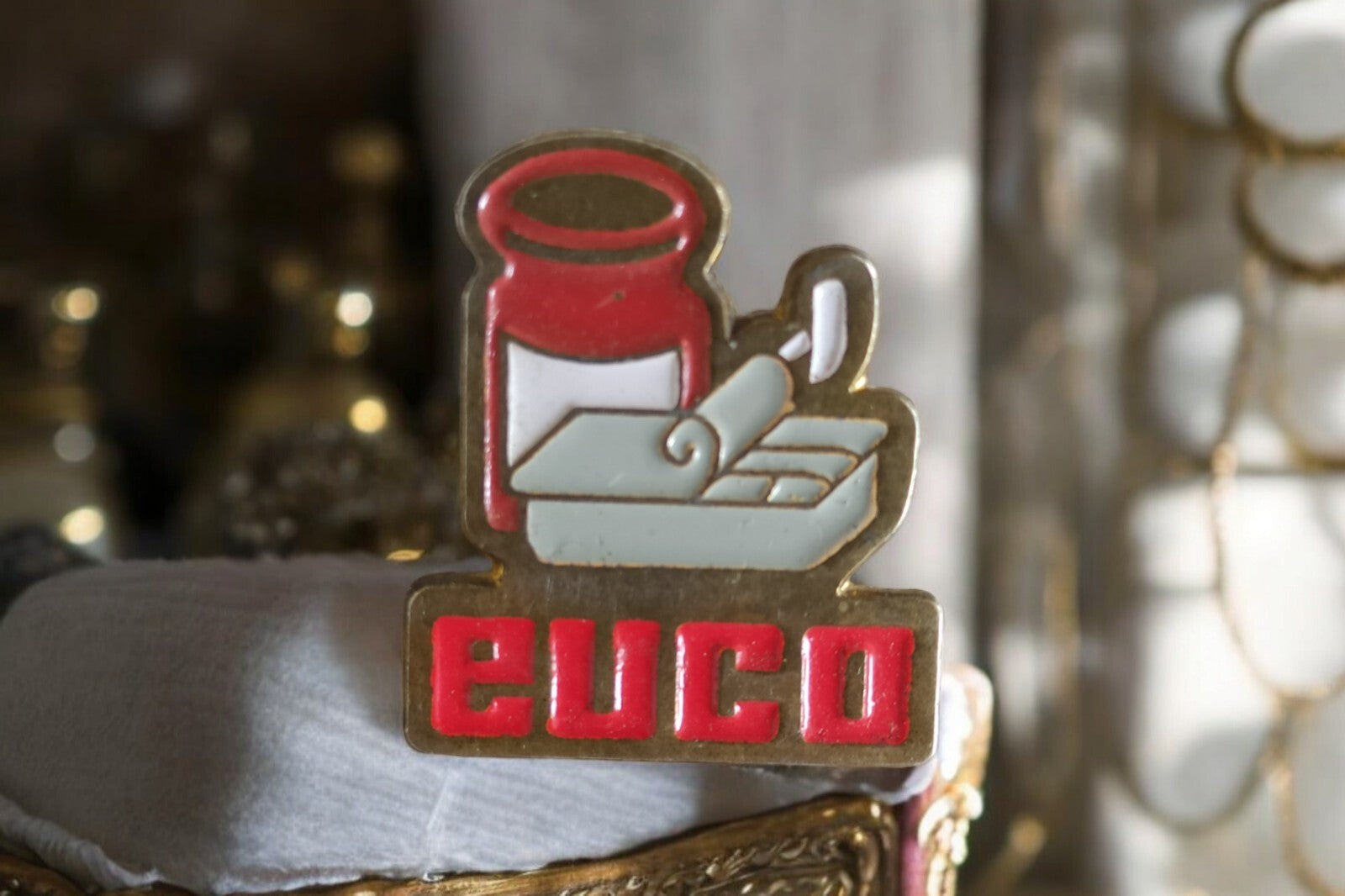 Pin's publicitaire Euco vintage rétro, badge émaillé rouge doré, accessoire déco