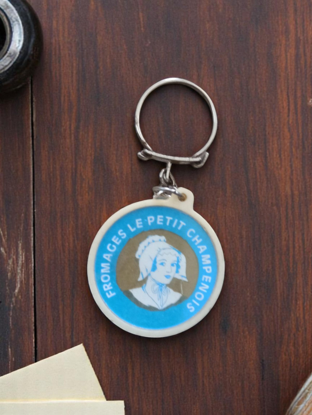 Porte-clés vintage Fromages Le Petit Champenois rond métal et plastique rétro pu
