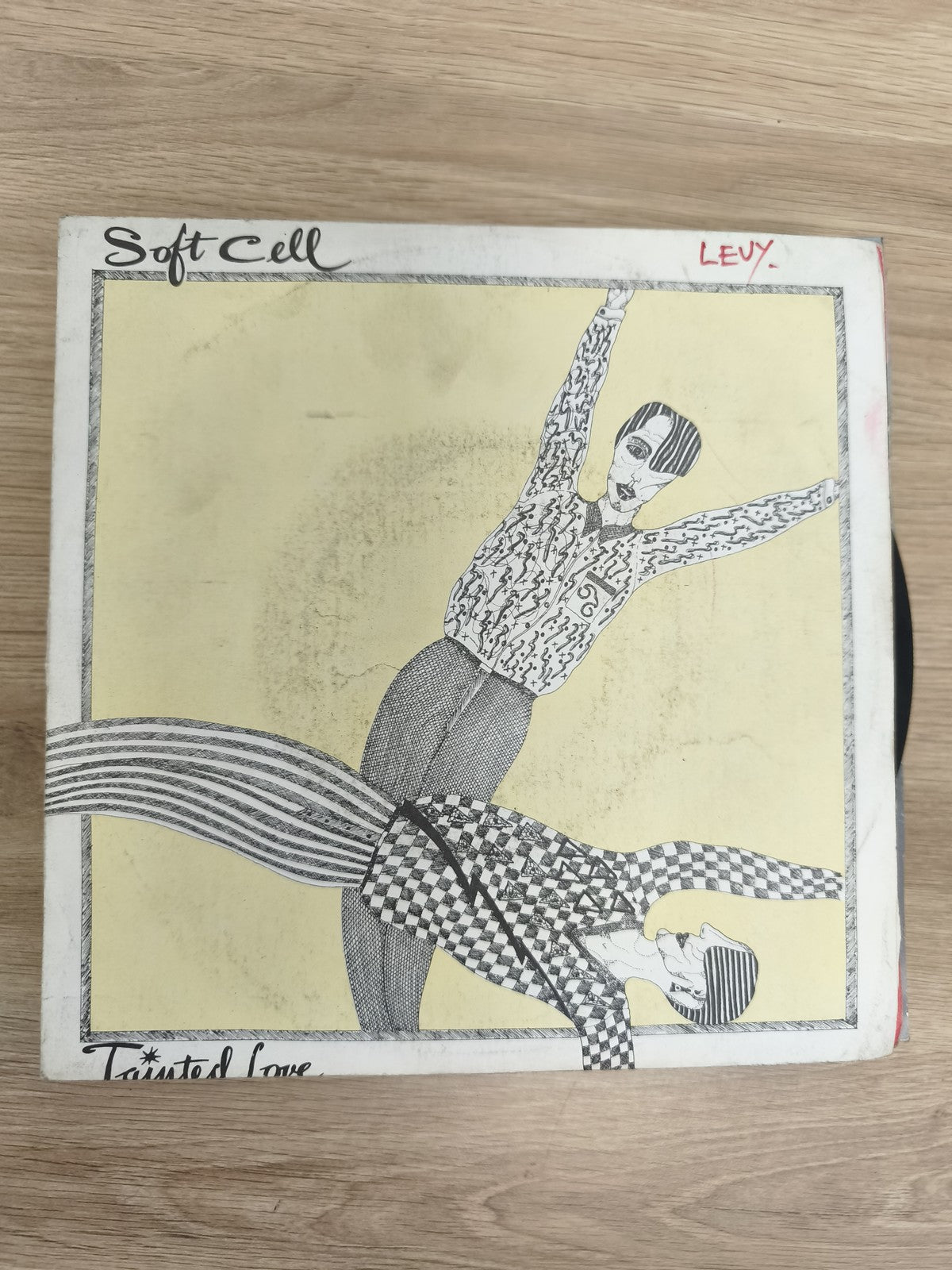 Soft Cell Tainted Love vinyle 45 tours pochette illustrée noir blanc jaune