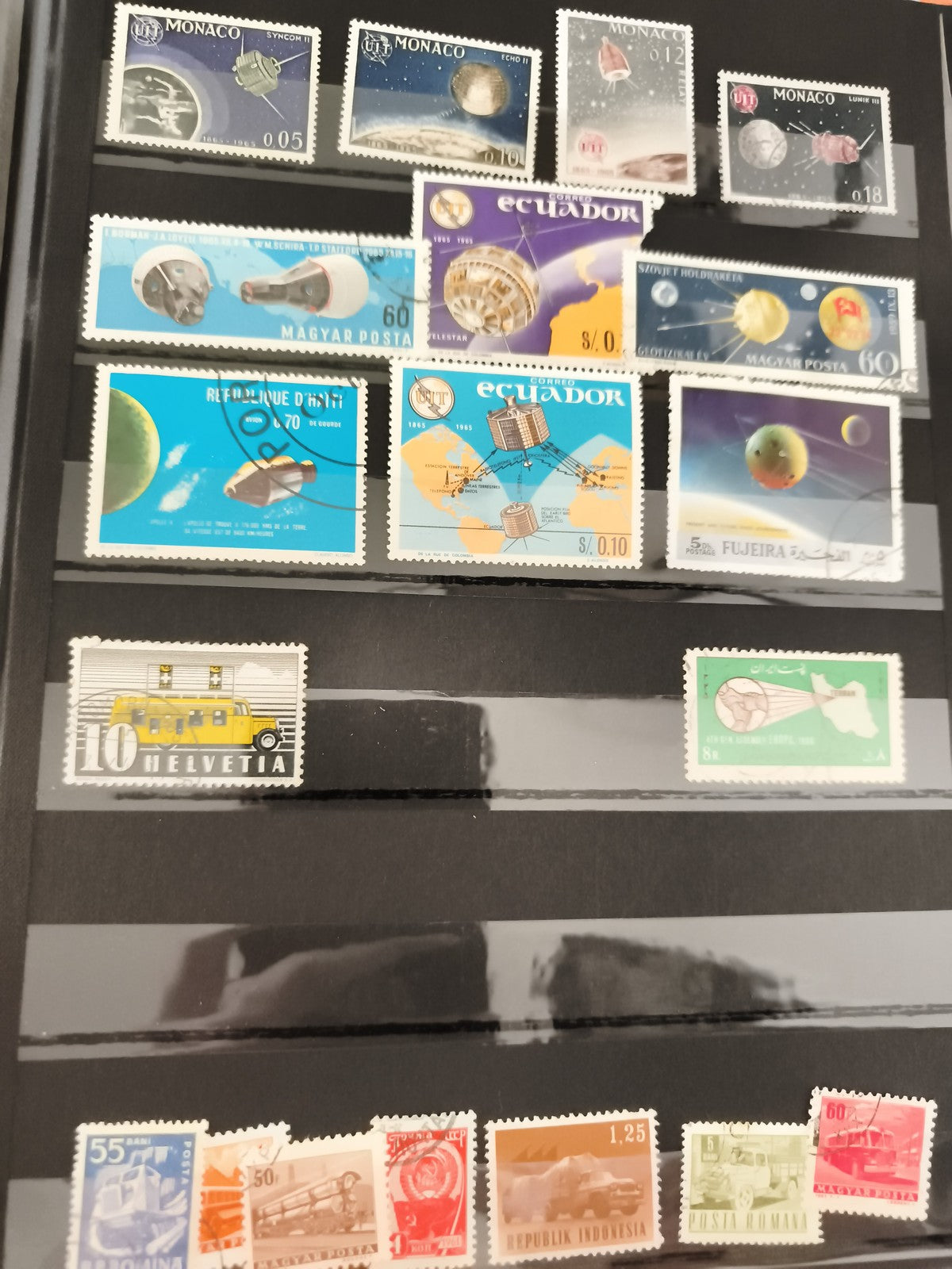 Timbres spatiaux satellites Monaco Hongrie Équateur thématique philatélie