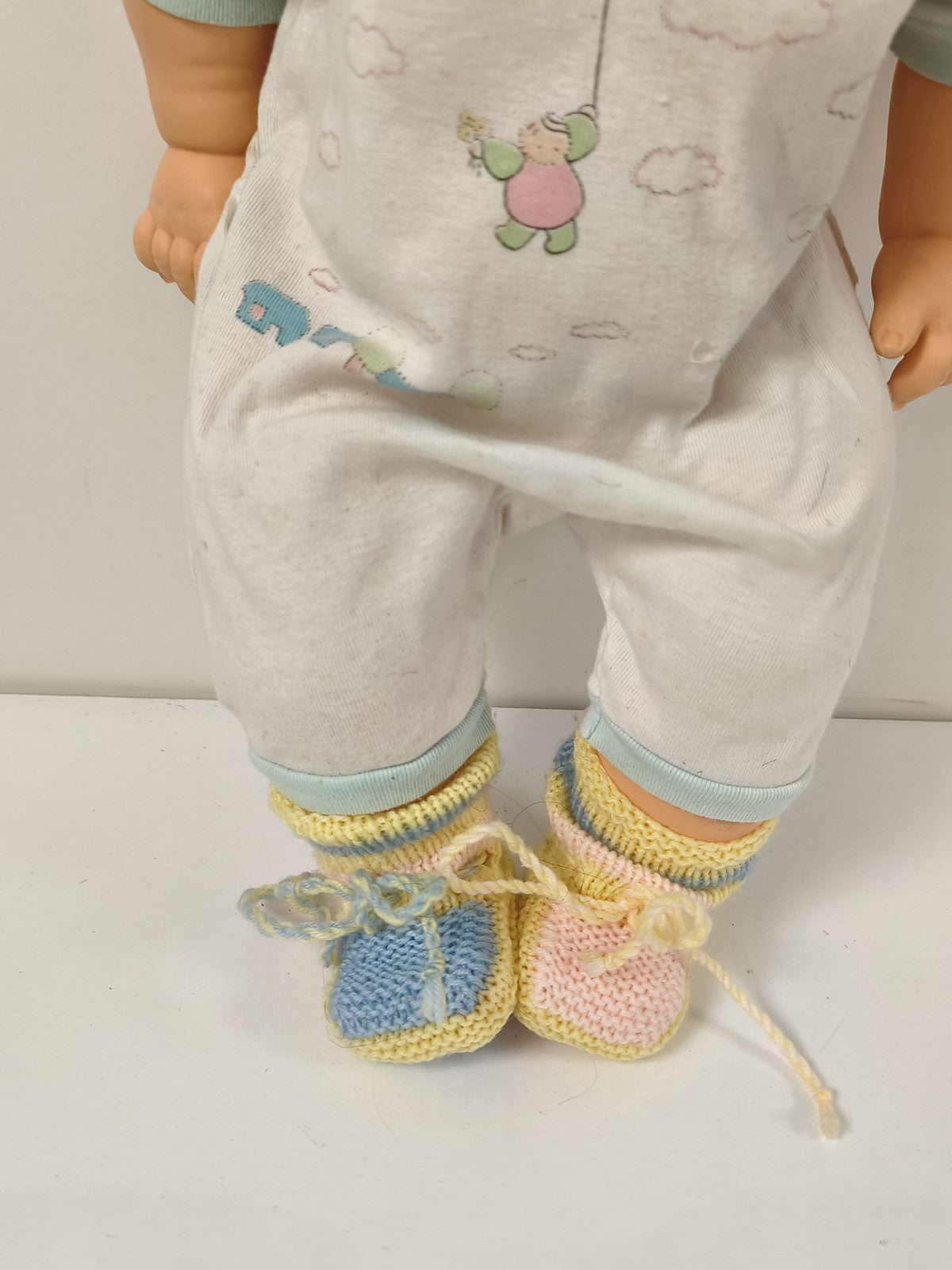 Ancienne poupée Polyflex France, yeux dormeurs, tenue layette