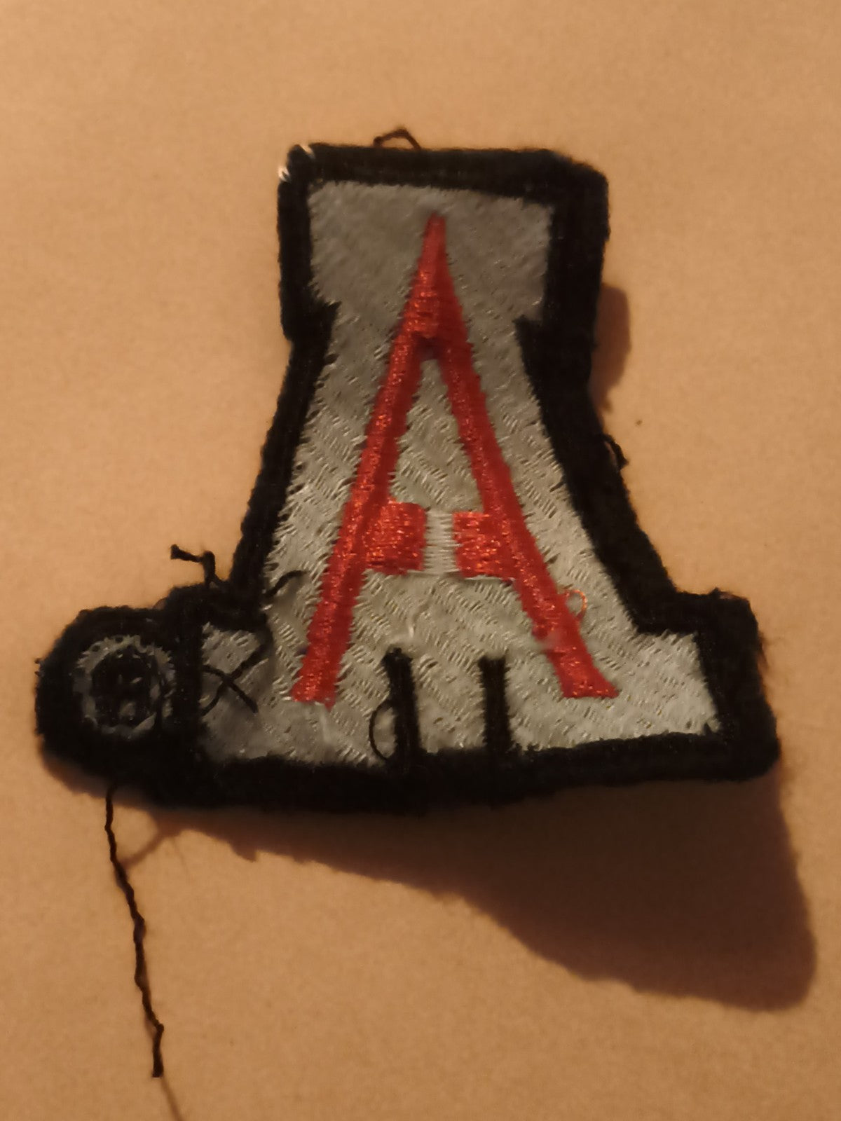 Écusson ancien brodé lettre A gris noir rouge vintage badge patch