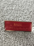 Pin's vintage BAZE rouge doré, badge publicitaire rétro (Ref 11)