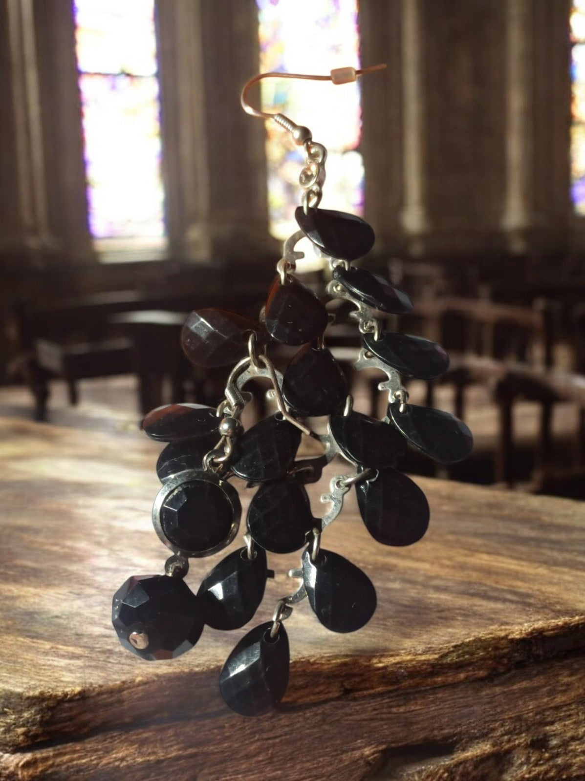 Boucle d’oreille pendante noire vintage années 70, pampilles facettées, unique